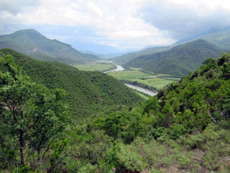 Billede af Vjosë-floden i det sydlige Albanien (Photo by David Stanley, flickr.com)