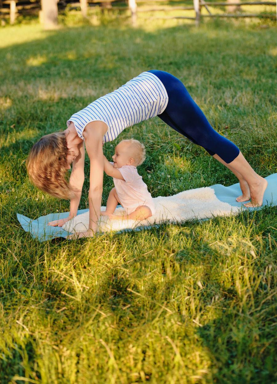 Billede af en mor og baby der laver gymnastik