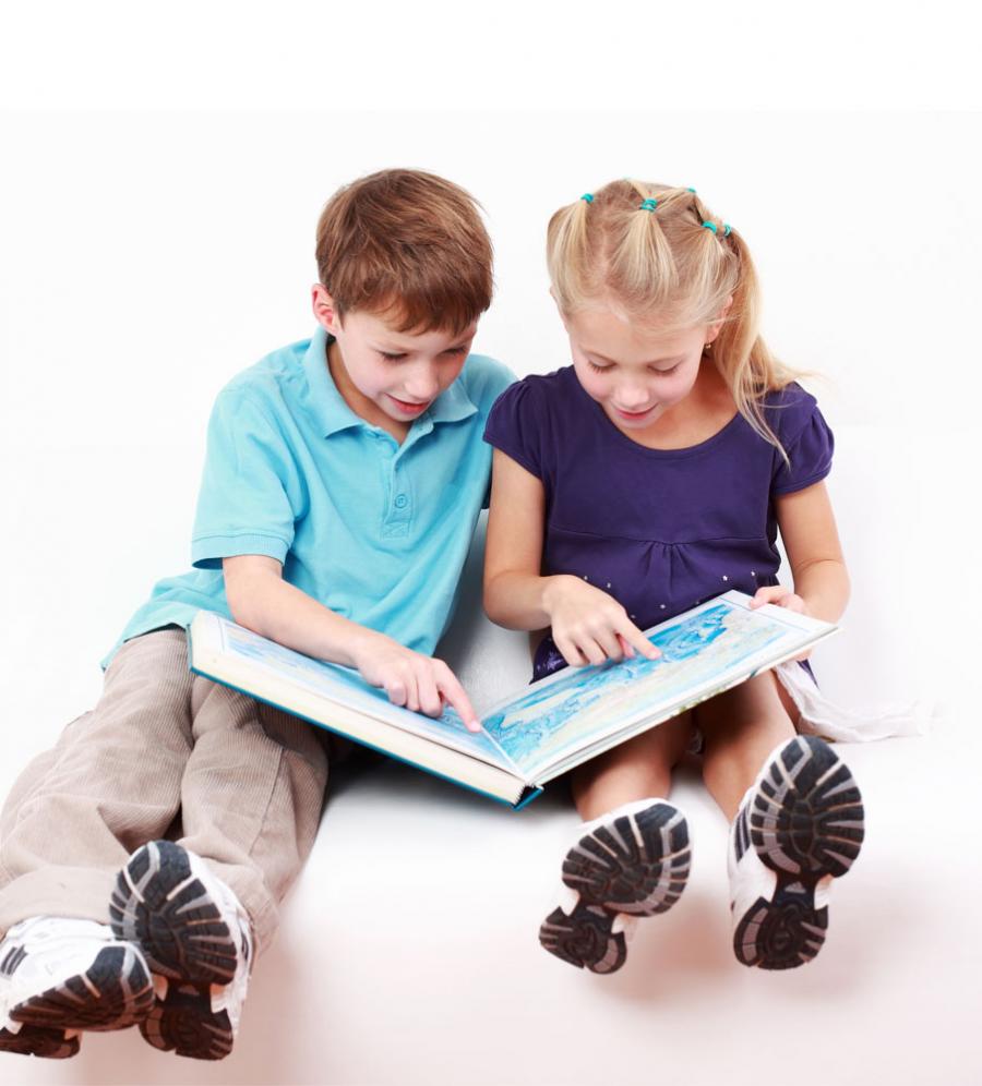 Børn der sidder og læser højt for hinanden