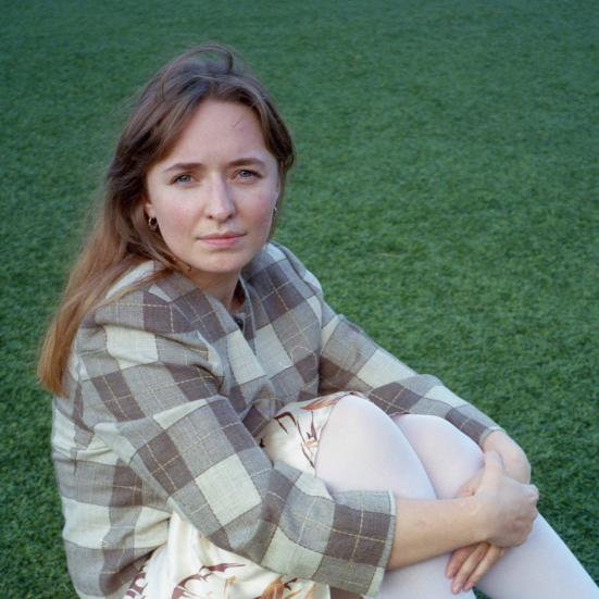 Christine Kærulv sidder på en græsplæne