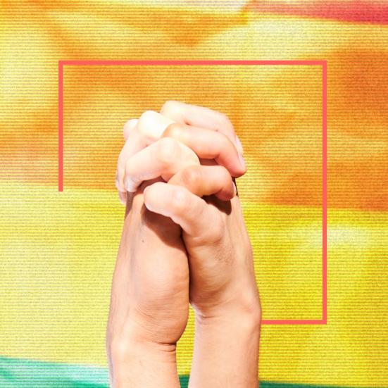 To hænder flettet sammen foran en regnbuefarvet baggrund.