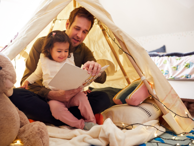 Mand læser for barn i hule